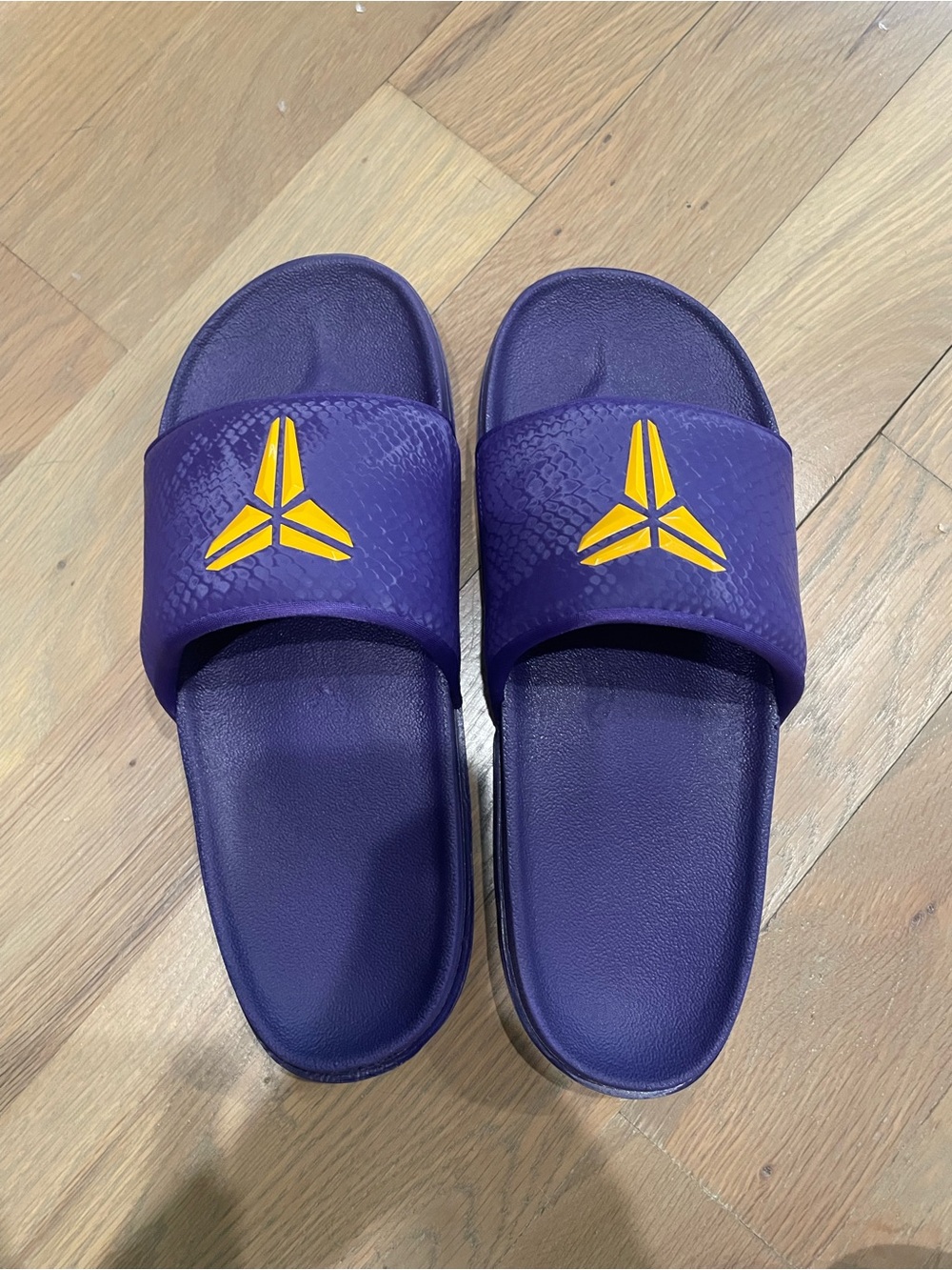 Kobe Offcourt Slide (Men’s 11/Women’s 12)